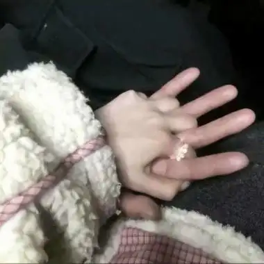 手牵手图片真实照片头像 高清甜蜜的男女牵手图片真实照片头像_情侣