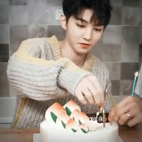 王俊凯给工作室制作五周年蛋糕,手法和以前一模一样_李淑昕_装饰品