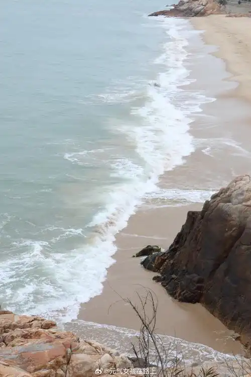 阴天下着小雨的海边也别有一番美丽  时常看海也总会被大海治愈