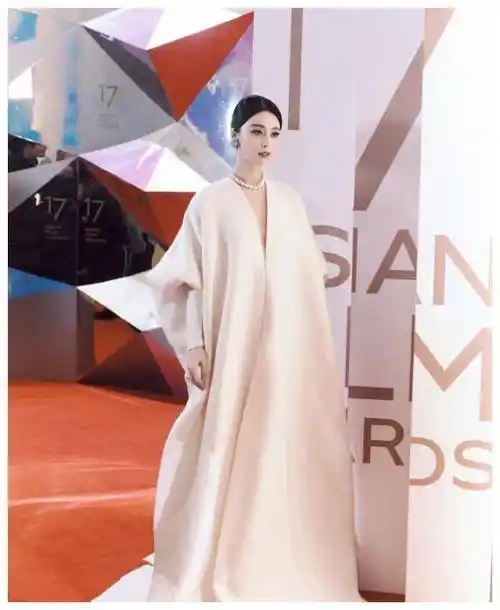 53岁李英爱同框42岁范冰冰!