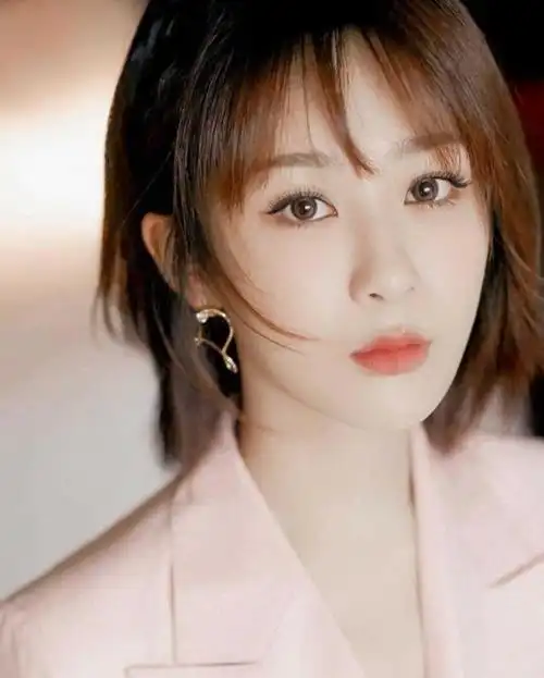 《家有儿女》杨紫粉色西装,夸张耳饰,穿出大牌明星范