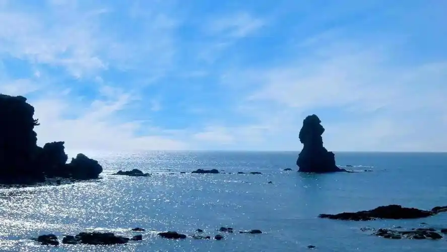 石老人原是居住在崂山脚下的一个勤劳善良的渔民,与聪明美丽的女儿