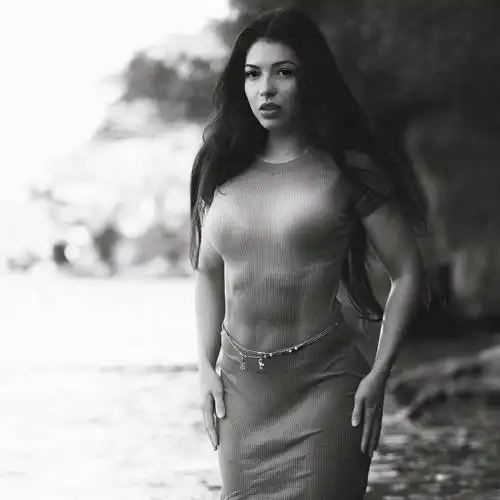 ifbb比基尼冠军玛丽亚完美诠释了美丽的容颜和腹肌更配