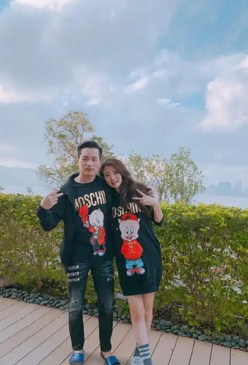 安以轩发文宣布升级当妈,晒出和老公陈荣炼甜蜜合影,身材略发福_网易