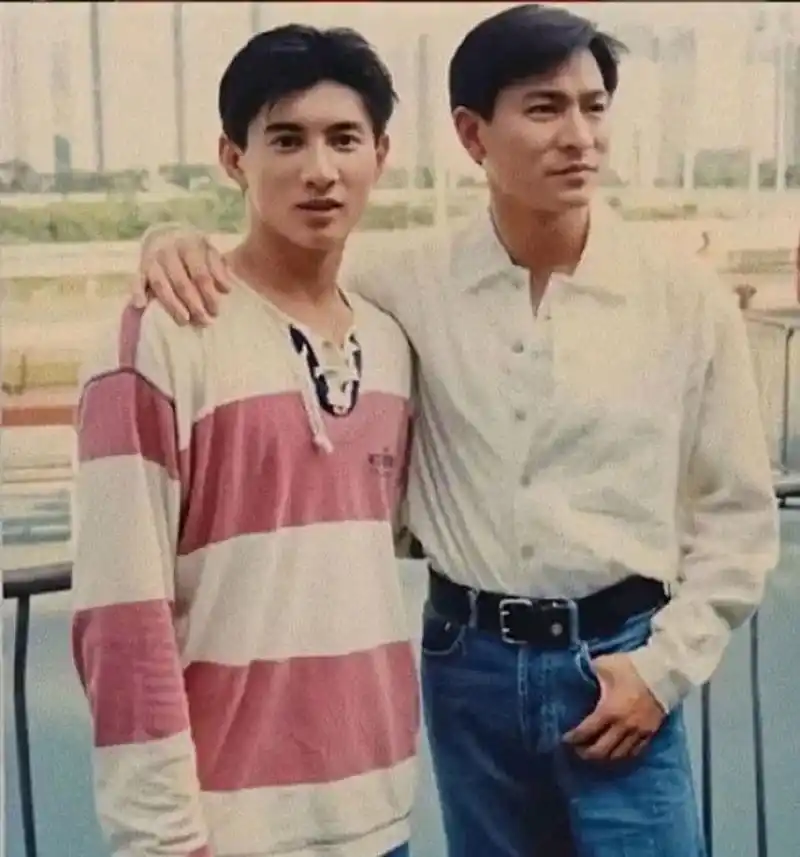 刘德华与吴奇隆早年合影照,两人相差了9岁,他们看上去都非常年轻,那么