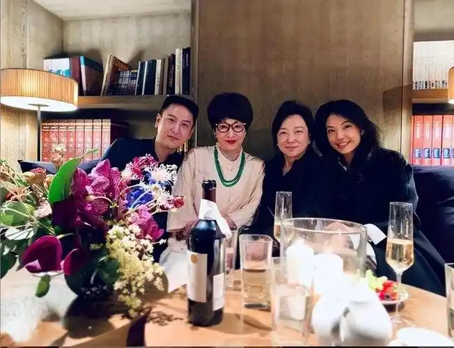 张艾嘉的儿子结婚,凑齐了大半个娱乐圈的名人,其中就包括汤珈铖和徐枫