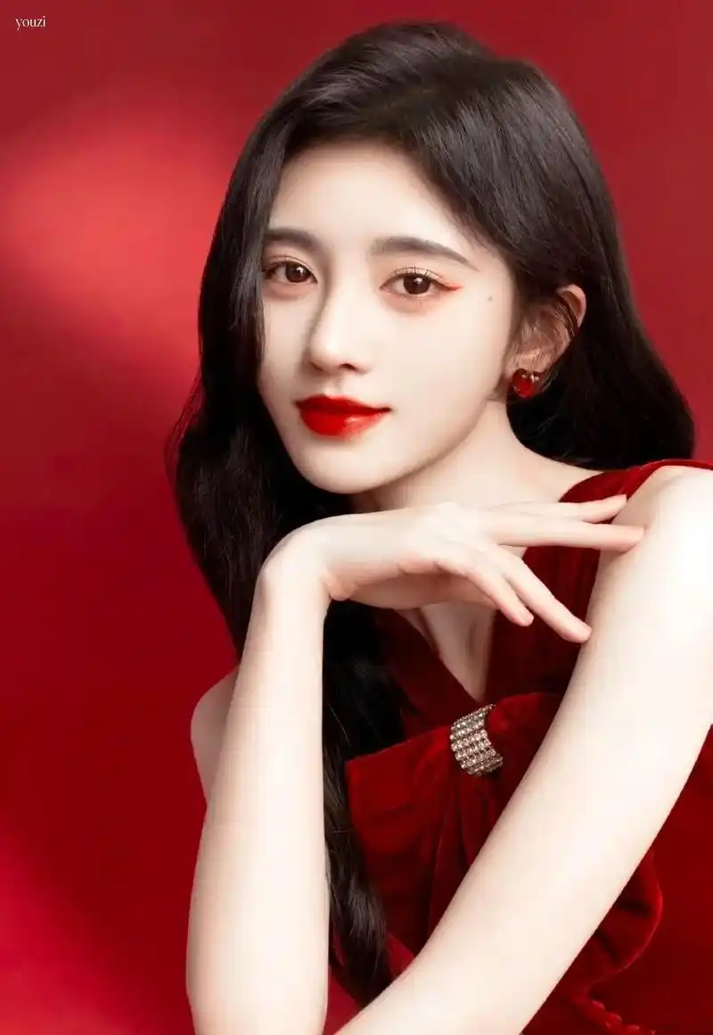 鞠婧祎 她的身材高挑窈窕,明眸红唇,气质高贵,明艳逼人,岁 - 抖音