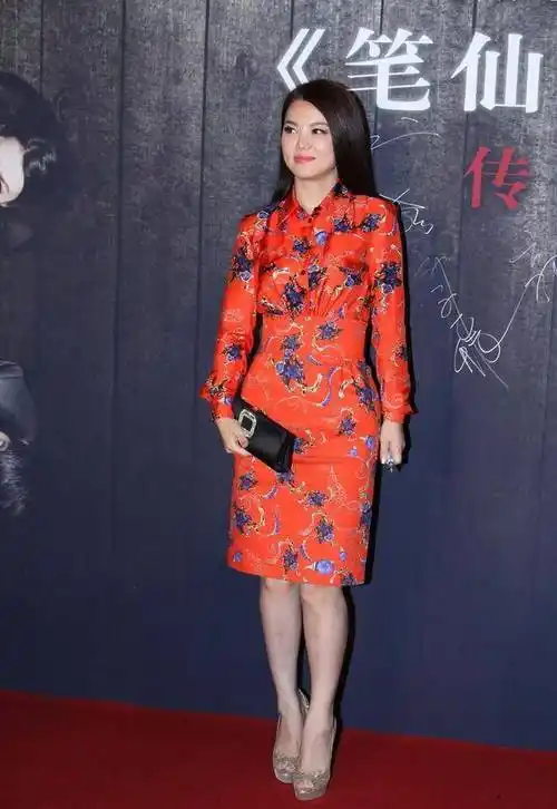 原创李湘瘦的时候太美了穿着亮橘色的裙子也不显俗加上印花很高贵