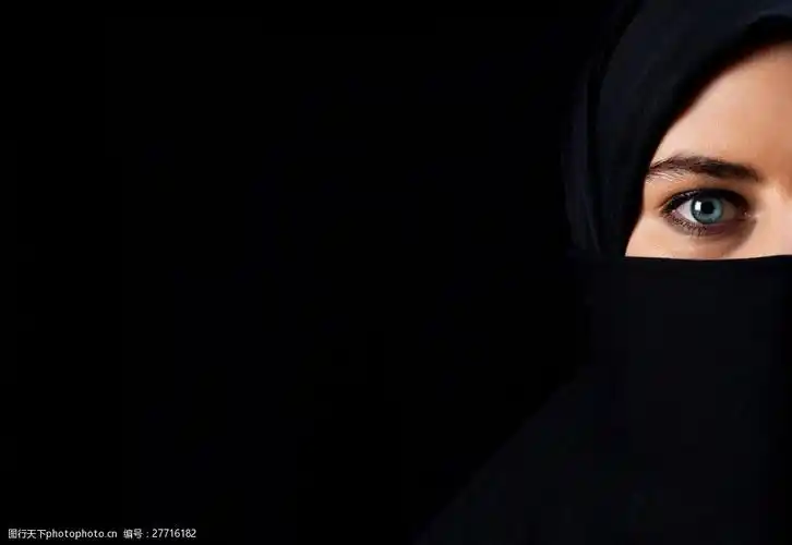 黑色蒙面女人图片