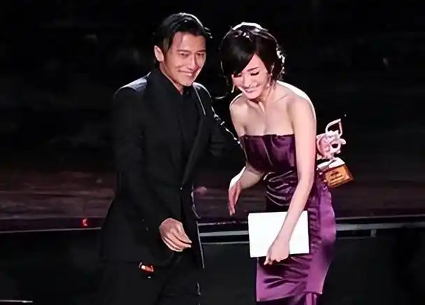 杨幂我非常喜欢谢霆锋他一直是我的偶像如果能嫁给他