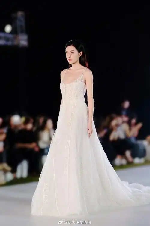 哈哈哈,昨天我在2023中国三亚国际时装周上看了一场梦幻的婚纱秀,感谢