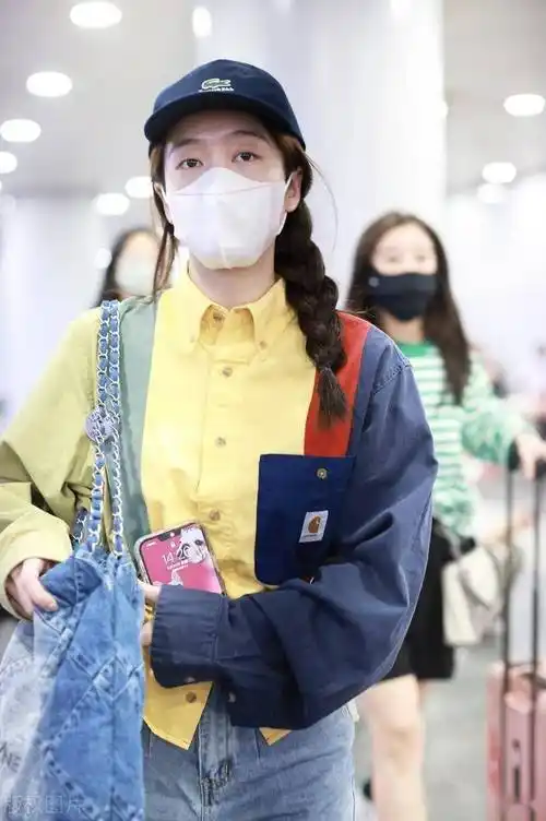 街拍:张雪迎彩色短衬衫 牛仔裤 chanol牛仔包活力时尚_机场_北京