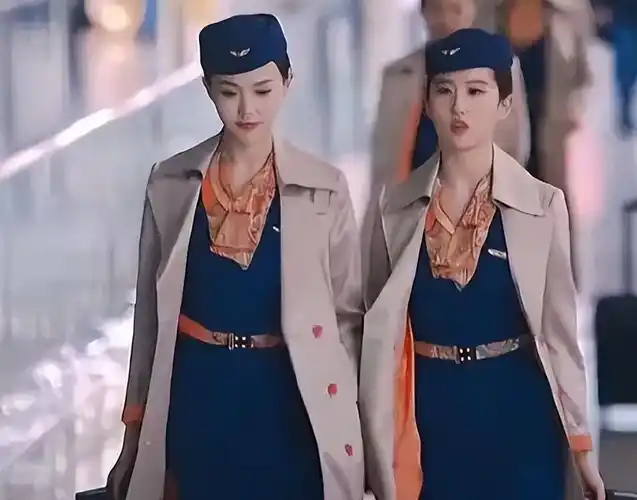 我对扮演空姐并不陌生,其实多年前唐嫣就拍过空姐的电影《露水红颜》.