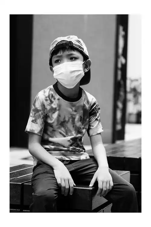街头,戴口罩的小男孩
