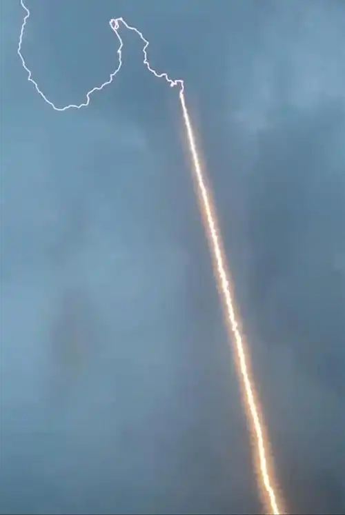 中科院人工引雷震撼场面,金色光柱形似定海神针