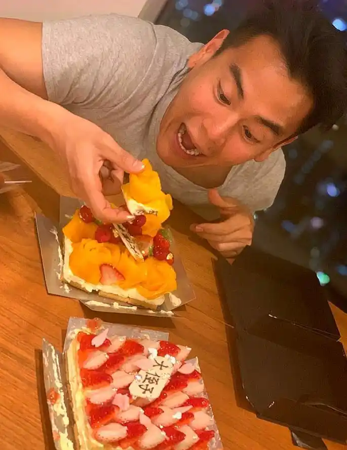 3月24日是余文乐生日,与其合作过《匆匆那年》的导演张一白同太太沈薇