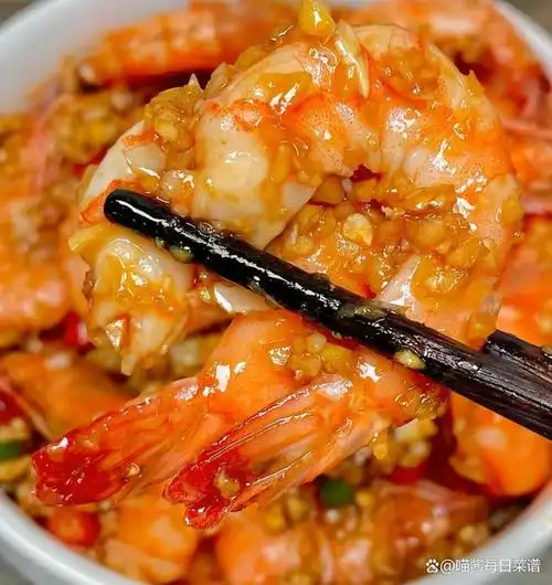 如果你也想在家里学会蒜蓉虾的制作方法,可以参考以下的做法步骤.