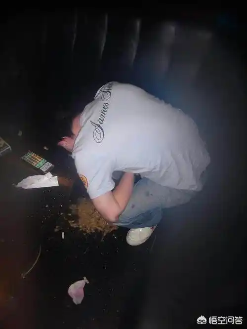 其次就是喝酒过多造成的呕吐,说起因为激动而引起的呕吐,很多人就费解