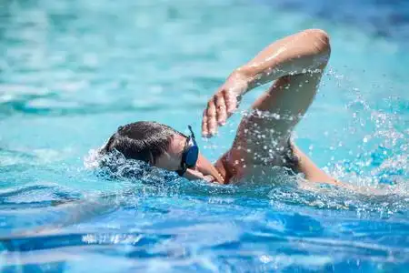 男子游泳图片