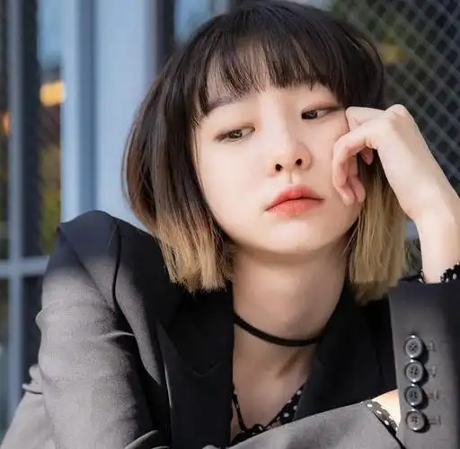 2020人气发型推荐5:齐荫加漂染短发