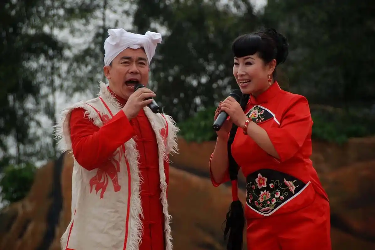 其中贤孝曲调悠长,西宁贤孝重要作品如《白鹦哥吊孝