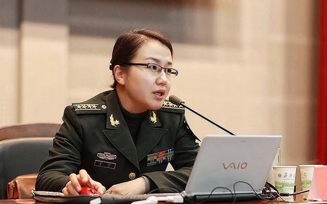 李莉,中国一位漂亮的鹰派女军官.