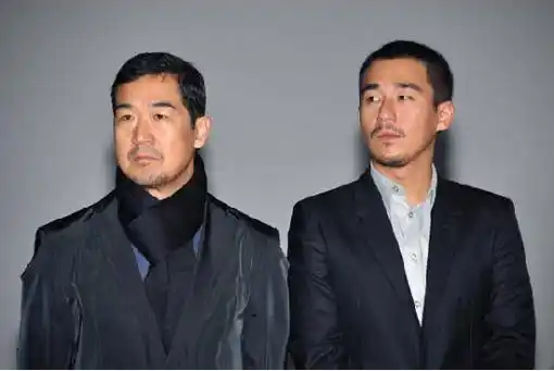 世间巧事:房祖名,张默,同年出生,相貌相似,连坑爹手法也一样