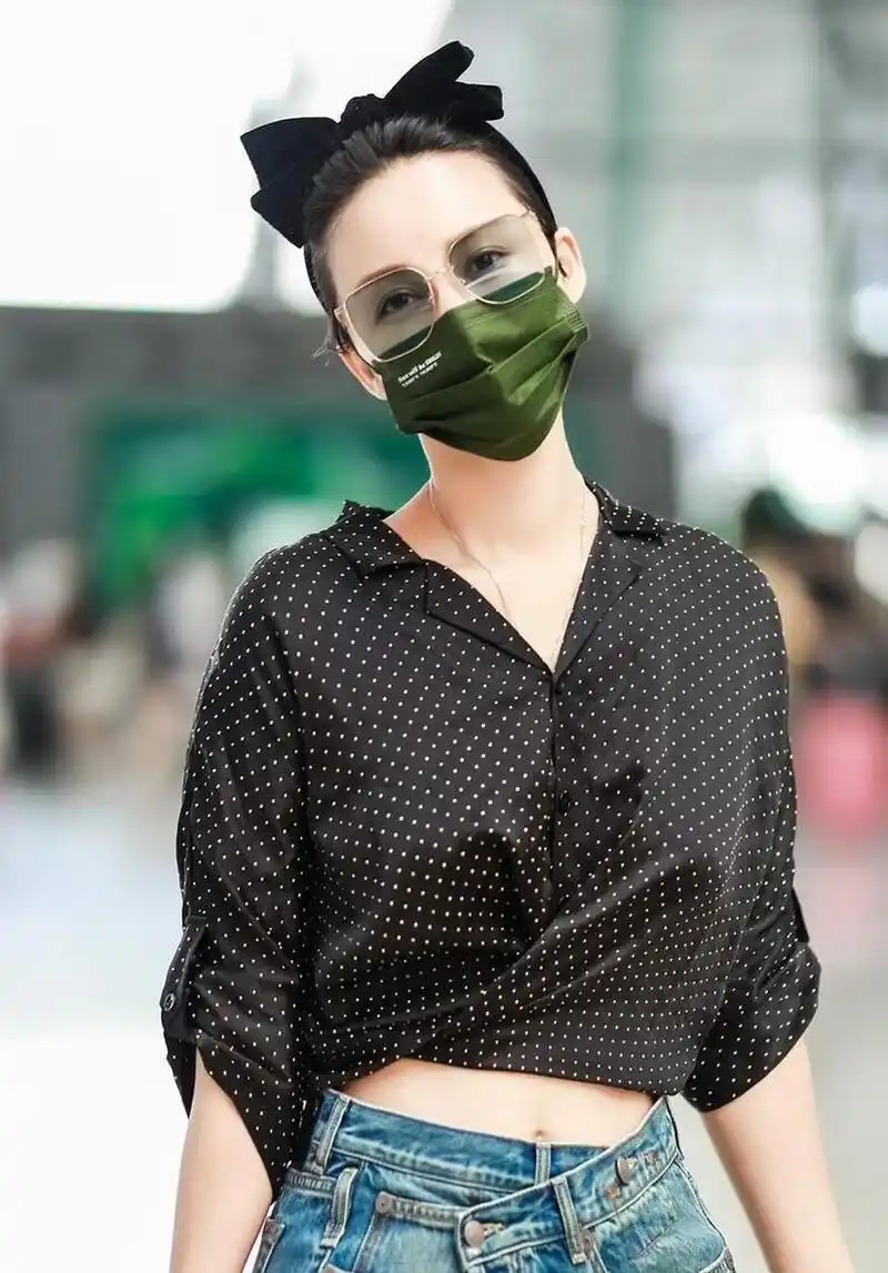 张歆艺现身机场, 黑色波点露脐上衣 高开衩牛仔裙 黑色蝴蝶结发夹活力