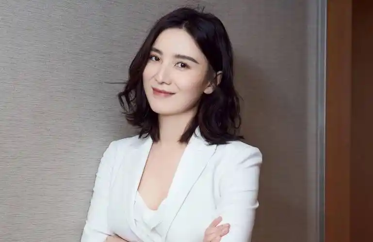 宋佳算不算大美女"时,答案已然不言而喻——美,是多维度的,是每个人