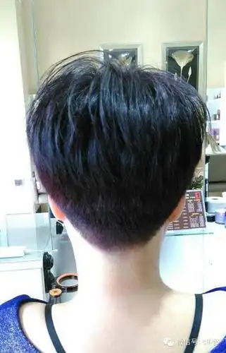 不是一款可以彰显个性的发型都一定是可以让女士们显得非常帅气的短发