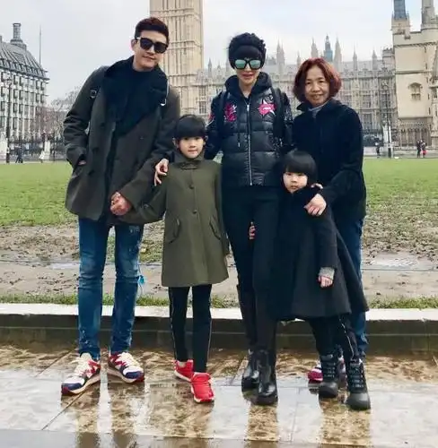 陆毅背后的女人当红时甘愿隐退现在一家三口其乐融融