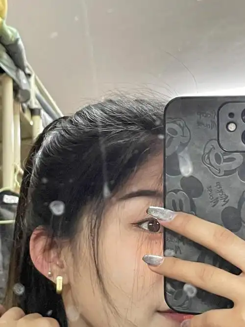 女高中生和她的bulingbuling指甲