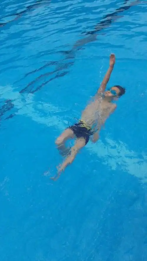 经过谭教练的精心指导,掌握了"蛙泳,自由泳和仰泳三个游泳动作,并且