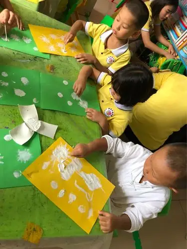 新世纪幼儿园中班小朋友美术公开课《蒲公英》