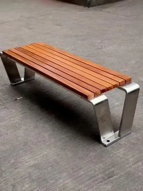 户外休闲椅是城市不可缺少的公共设施,广泛见于公园,小区,路边绿化带