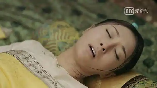 秦岚在《延禧攻略》中饰演富察皇后,在剧中也有生孩子的戏,但在剧中她