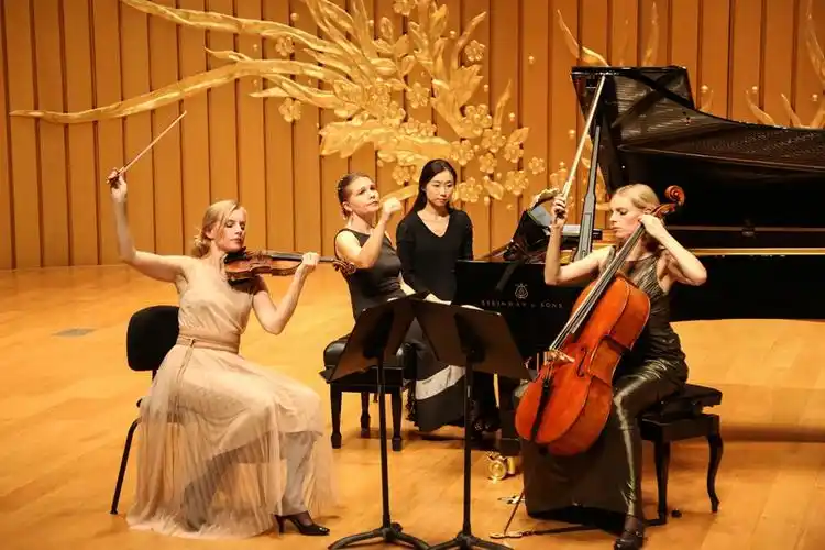 献给为爱而生的灵魂,艾斯卡钢琴三重奏音乐会精彩落幕