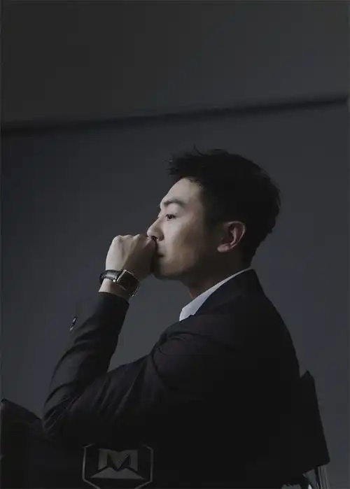 朱亚文立体剪裁西装尽显优雅绅士范 垂眸沉思氛围感十足