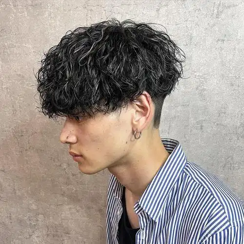 这种发型给人一种非常时尚的感觉,它通常会选择把头顶的头发烫一烫.