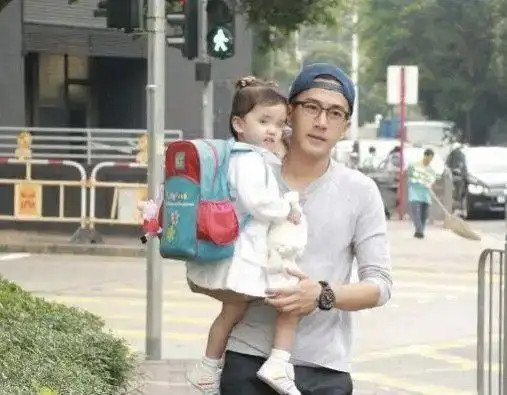 杨幂女儿7岁生日派对照曝光 父女卡通立牌好梦幻