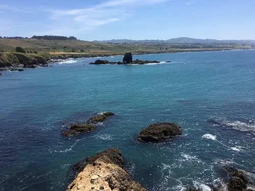 灯塔旁的小海湾很漂亮,这感觉如同新西兰的大洋尽头.