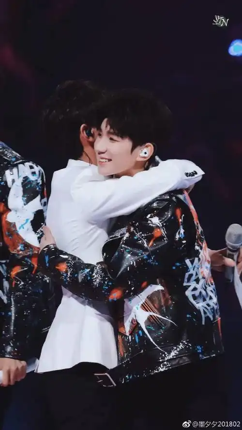 tfboys分享200428王源与何老师成长向拥抱图抱着抱着就长大了
