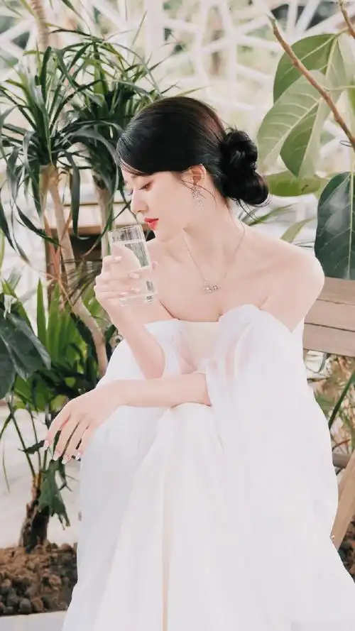 赵露思白色抹胸纱裙造型