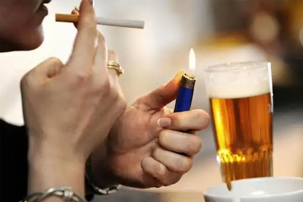 男人抽烟喝酒