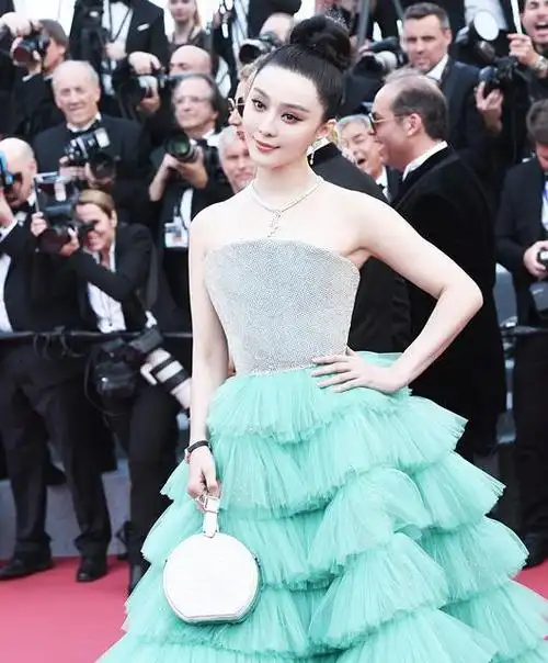 国内的范冰冰也以同样的造型走过戛纳红毯,打扮方面她一直都保持着
