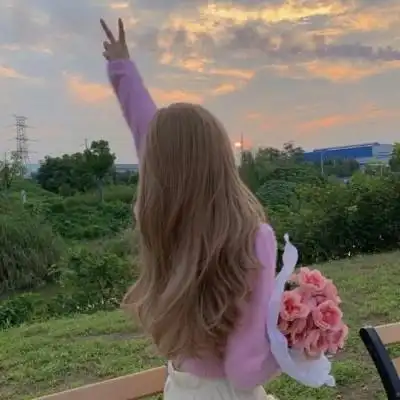 唯美夕阳抱花女生背影头像图片