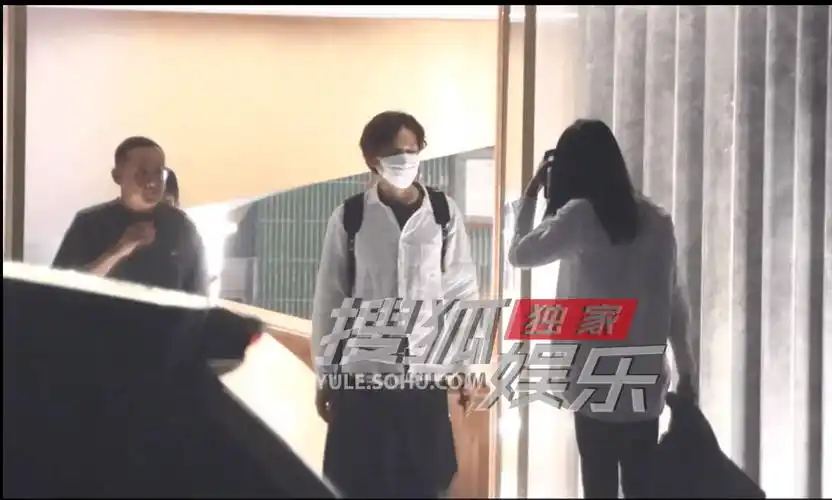 钟汉良新恋情?深夜与疑似妻子谢易桦同行引热议