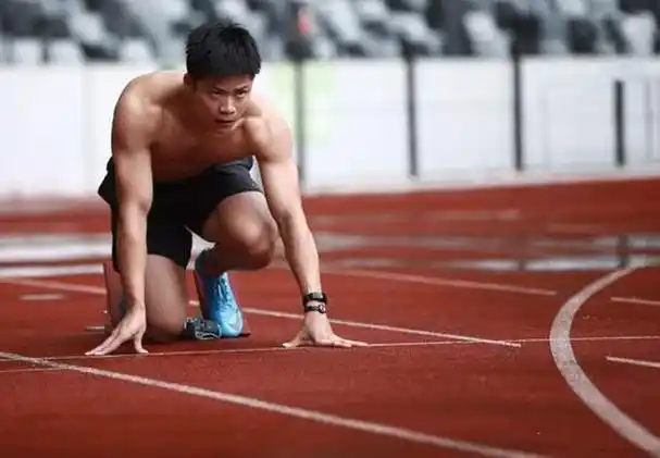 苏炳添:以9秒98的成绩打破亚洲百米赛纪录,创造黄种人的神话