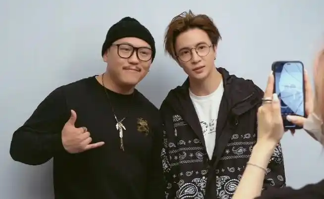 薛之谦超话#薛之谦分身对话感mv#xzq假装有很多张合照没想到在小d 30