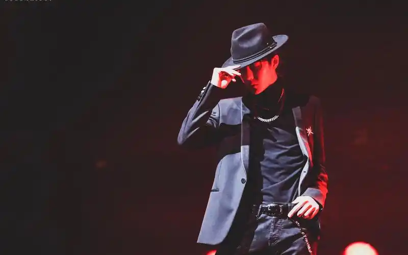 【王一博舞台合集(包括练习室,唱跳)】站在聚光灯中心